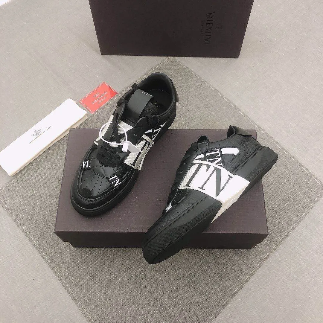 P440▫️V L7N spring and summer 🆕calf leather strap sneakers, no man should be able to refuse this style, classic color, so handsome! Purchase a high-precision replica of the original version to instantly sell off the market currency! 6 VLTN logo rubber effect straps - Valentino Garavani Logo printed on the back and tongue, all materials are customized to ensure quality! Size: 38/45 No. 018